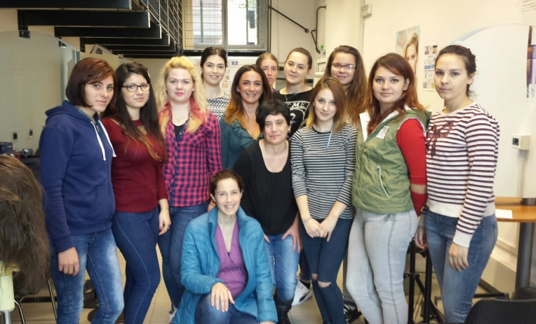 Dieci ragazze rumene presso la scuola di acconciatura di CNA Ecipar grazie al Progetto Erasmus