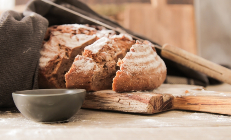 Il pane precotto e congelato va pre-confezionato prima di essere messo in vendita per differenziarlo dal pane fresco.