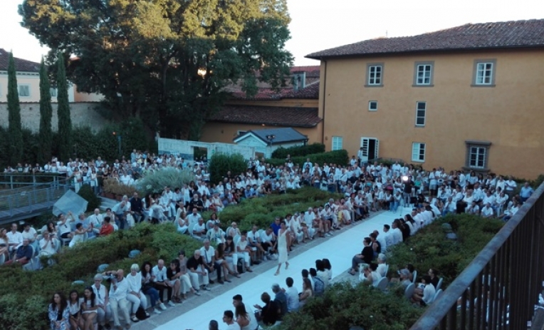 Grande partecipazione a “Dress Code White”, l’ evento fashion CNA. Moda, make up e hair style nel centro storico di Prato