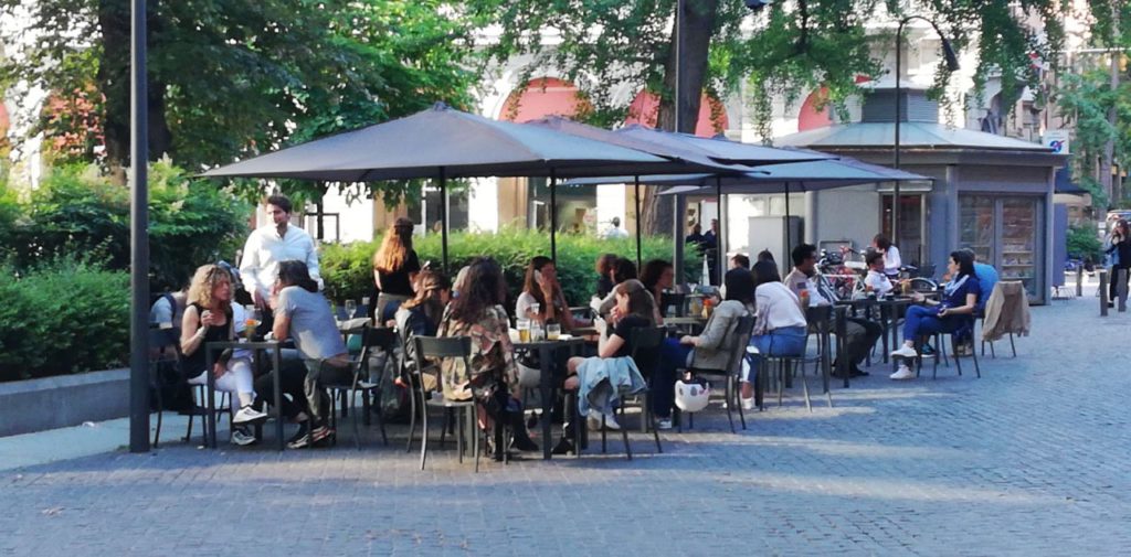 Più tavoli all’aperto nelle città italiane per far ripartire ristorazione e turismo