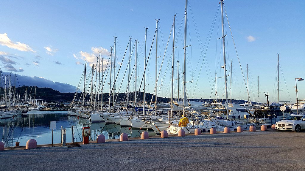 A San Benedetto i nuovi canoni demaniali marittimi mettono a rischio le attività artigianali nel porto