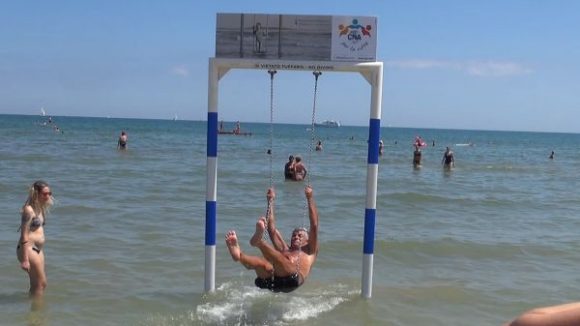 Rimini, l’altalena simbolo dell’estate torna in acqua 