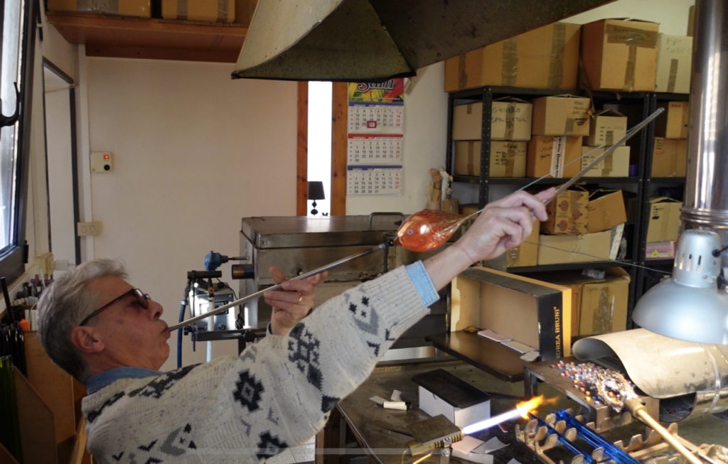 Il lavoraccio artigiano di Murano, tra tradizione e alto design