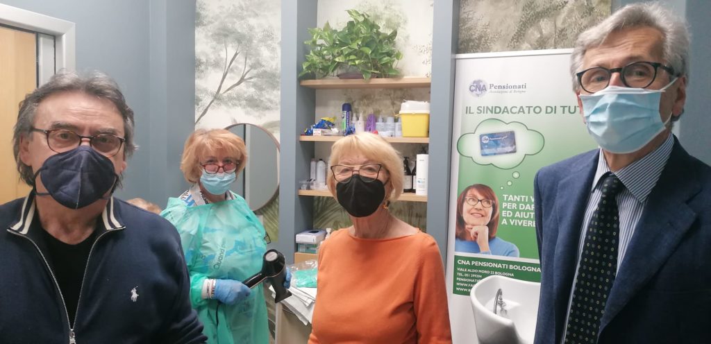 Bologna, i pensionati acconciatori CNA festeggiano i primi cento pazienti al Sant’Orsola