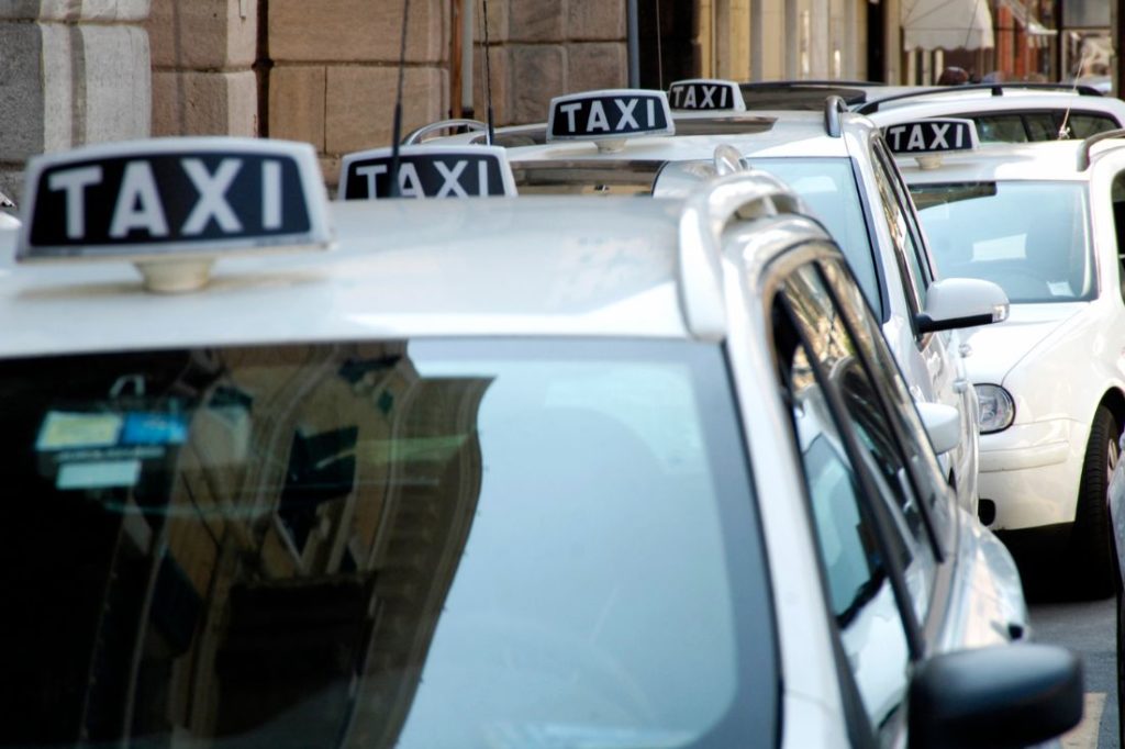 Il servizio taxi può migliorare, ma bisogna potenziare il trasporto pubblico