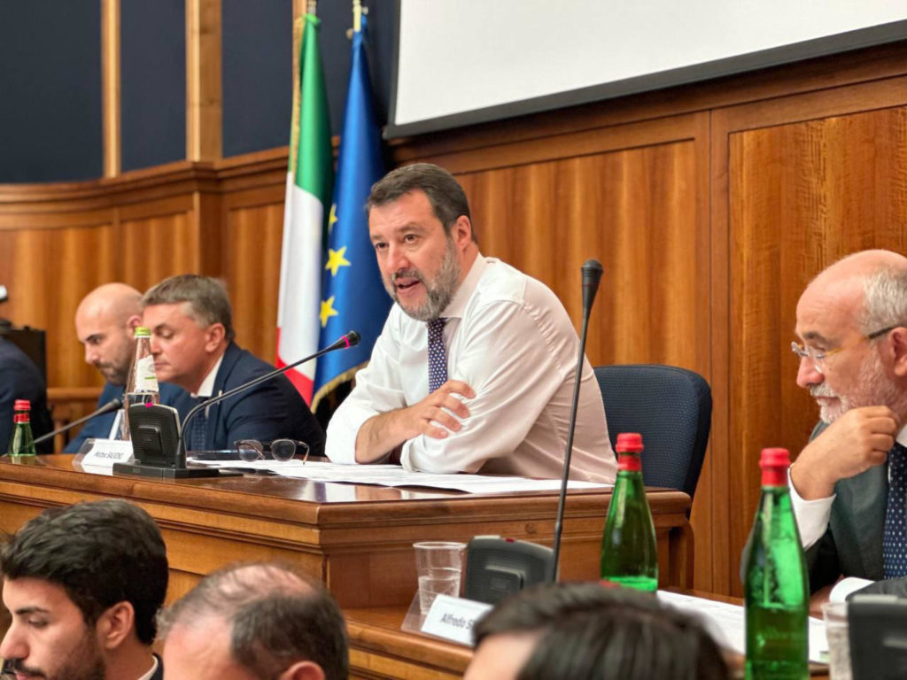 Tassisti, al ministero l’incontro tra Salvini e i rappresentanti della categoria