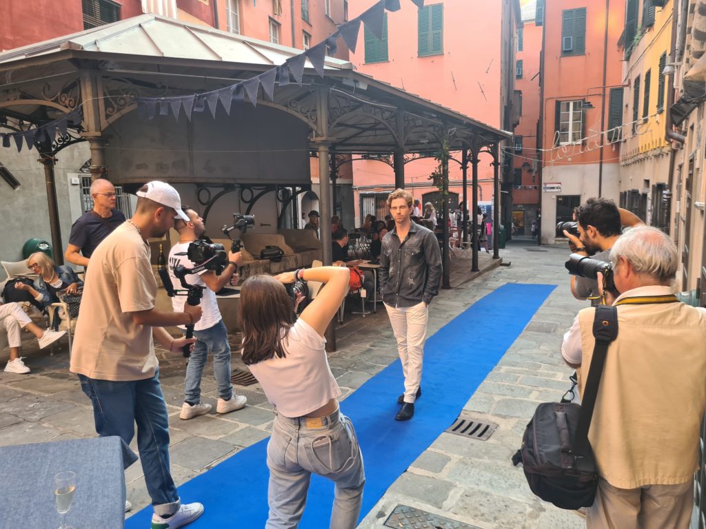 Genova, la moda sfila tra i caruggi